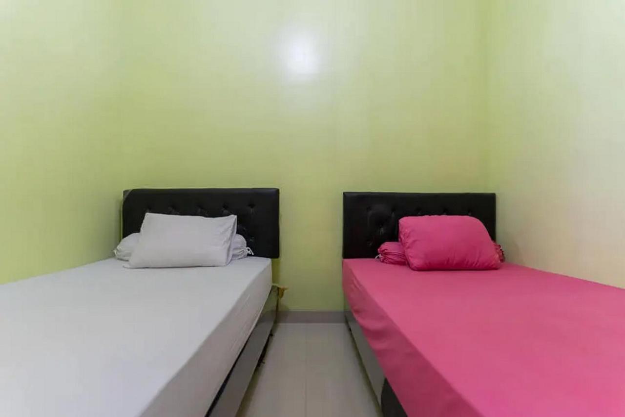 Kostawira Syariah Bintaro Mitra Reddoorz Hotel Mencil Ngoại thất bức ảnh