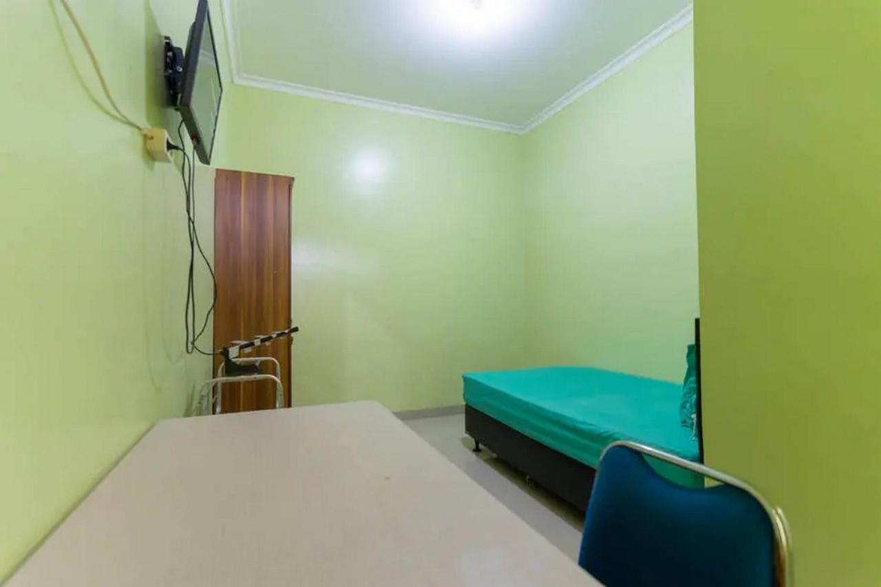 Kostawira Syariah Bintaro Mitra Reddoorz Hotel Mencil Ngoại thất bức ảnh