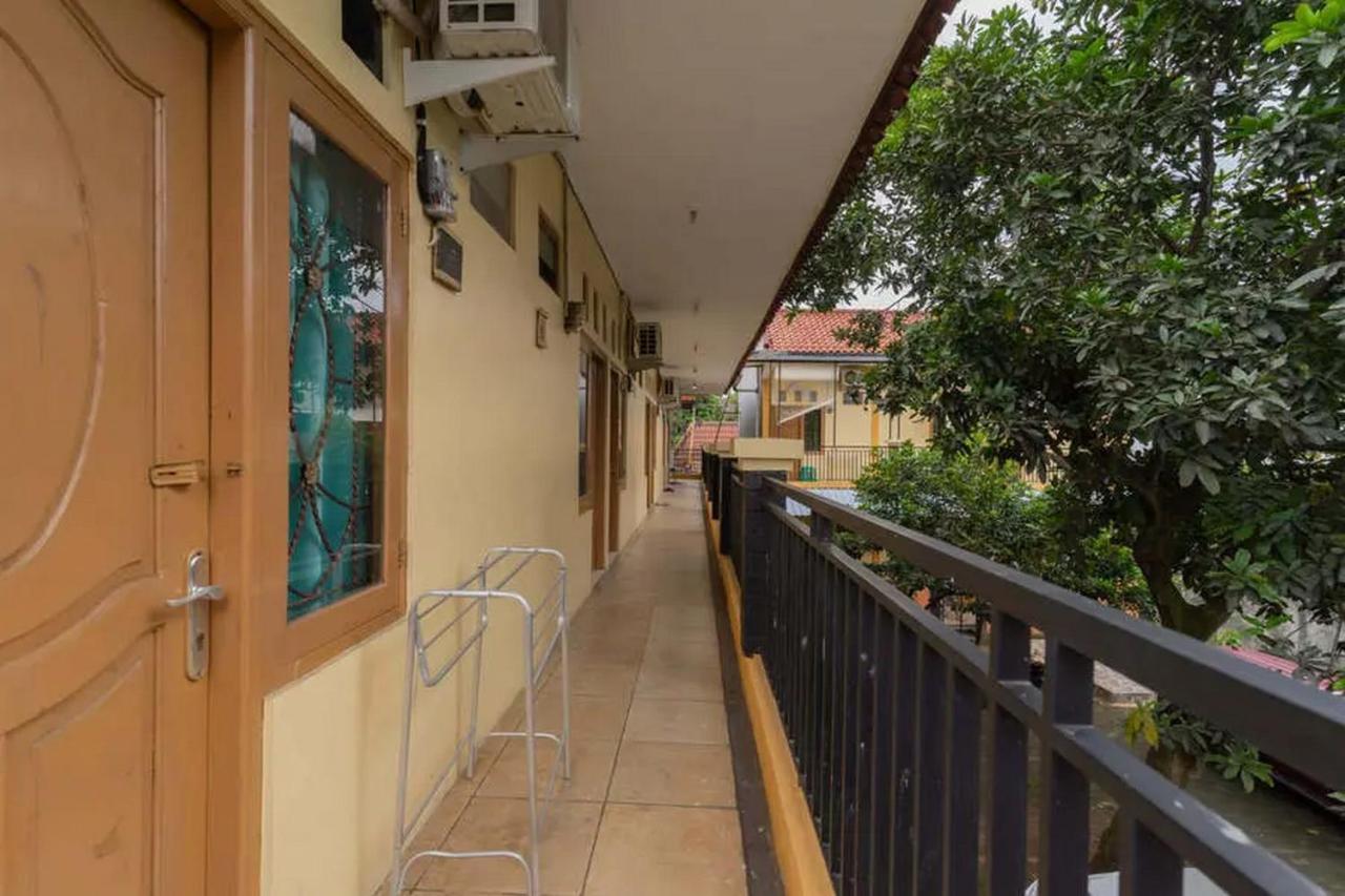 Kostawira Syariah Bintaro Mitra Reddoorz Hotel Mencil Ngoại thất bức ảnh
